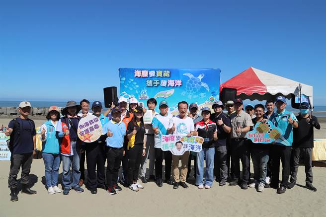 今嘉义县环保局及认养海岸企业等上百人携手净滩。（嘉义县政府提供／吕妍庭嘉义传真）