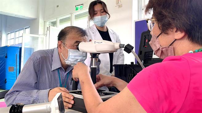 綠島眼科義診打造「行動診間」，近9成設備與醫院相同且皆可手持，易於針對功能障礙的特殊兒童進行篩檢。（蕭嘉蕙攝）