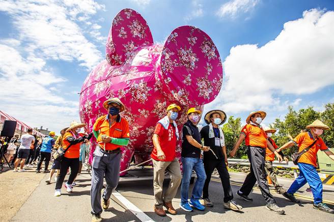 去年义民祭开幕时义民路和褒忠路管制进行彩绘神猪进场等活动，「义魄千秋-2023全国义民祭在新竹县」24日登场，县长杨文科邀请7县市首长一起挑担，盛周边道路将进行管制。（罗浚滨摄）