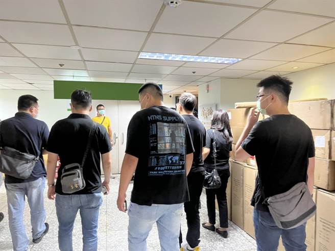 「大猫偷拍案」主嫌昨天遇警方逮人，欲脱逃结果坠楼死亡，检警今天相验，判定男子为高处坠楼死亡。（陈梦茹摄）