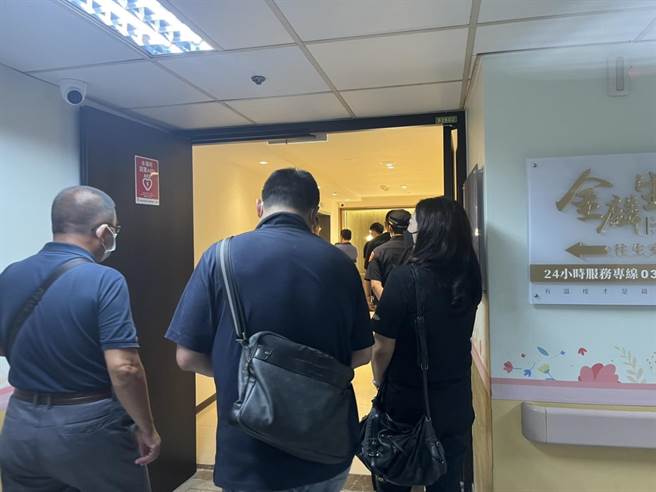 「大猫偷拍案」主嫌昨天遇警方逮人，欲脱逃结果坠楼死亡，检警今天相验，判定男子为高处坠楼死亡。（陈梦茹摄）