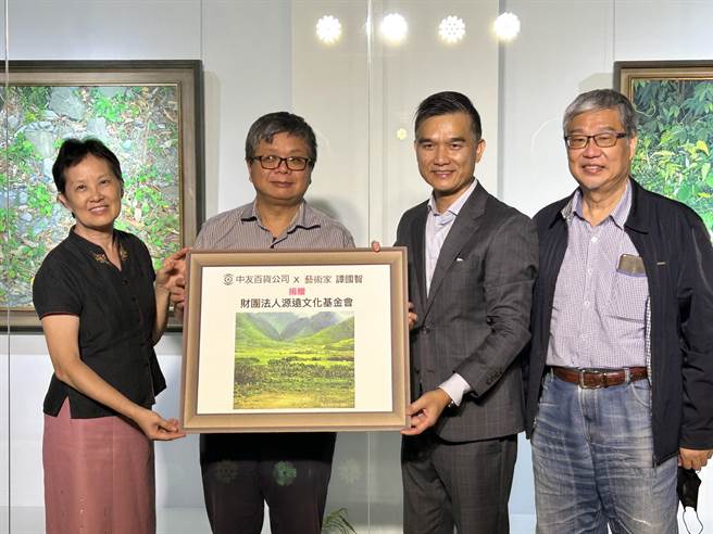 中友時尚藝廊即日起推出「時代風景Ⅱ-譚國智油畫作品個展」，藝術家譚國智也提供價值新台幣12萬元整的「富里山景」作品於展覽中進行義賣。（中友百貨提供／馮惠宜台中傳真）