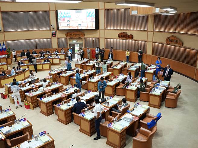 新北市议会今（21）日下午举办第4届第3次临时会，不过原本预计从下午2时许开始至5时30分许结束的议事时程，突然在今日下午4时许敲槌散会，引起民进党团譁然。（黄敬文摄）