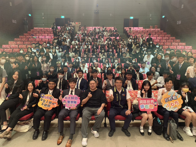 新北妇幼队结合青年局于今（21）日前往三峡客家文化园区，利用青年讲座的机会，向现场数百位高中职学生宣导识诈及数位性暴力议题。（图／警方提供）