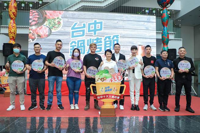 台中鍋烤節活動落幕，台中市長盧秀燕抽出壓軸百萬汽車及百組萬元抵用券得主。（林欣儀攝）