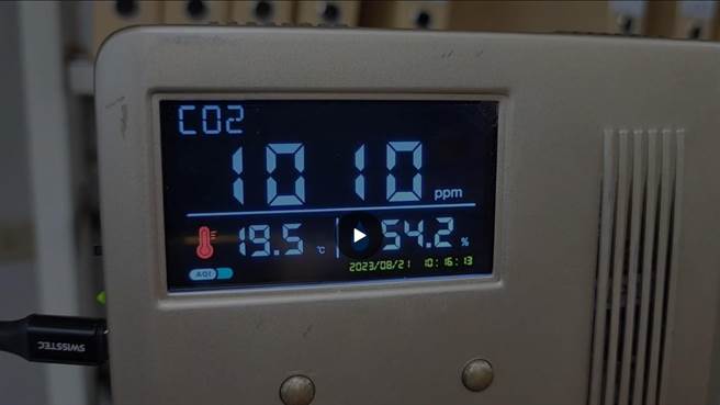 环保局人员随机找个开冷气的密闭办公室，以巡检式检测仪器监测，室内二氧化碳浓度即上升，显示各种空间只要密闭、人密度过高都可能导致二氧化碳升高。（民眾提供／陈育贤新竹传真）