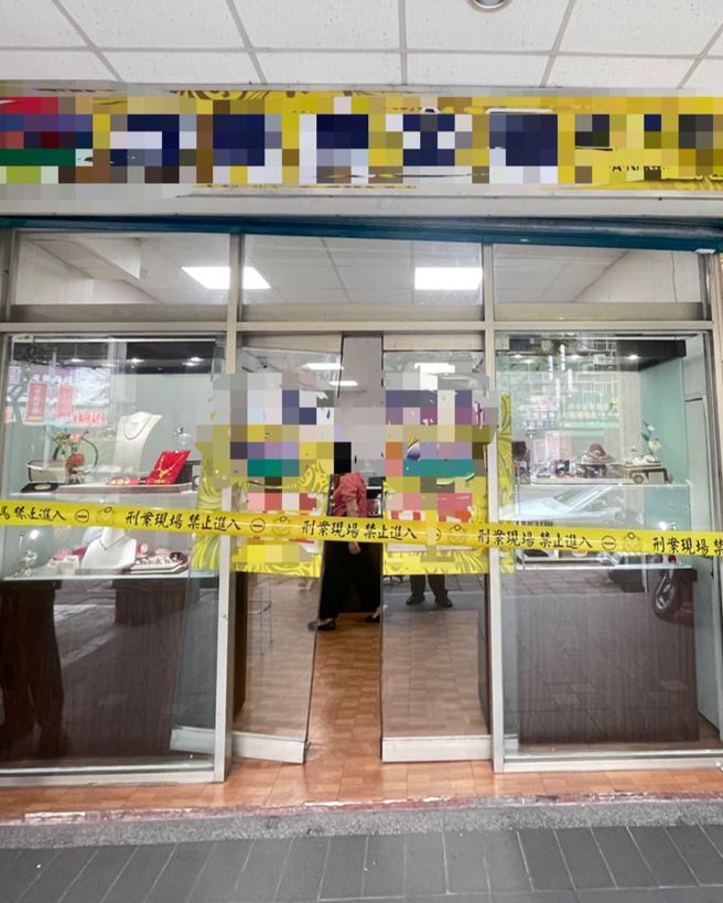 新北市三重區重陽路四段某間銀樓今（21）日下午3時許，遭一名歹徒戴著安全帽持小刀入內行搶。（圖／警方提供）