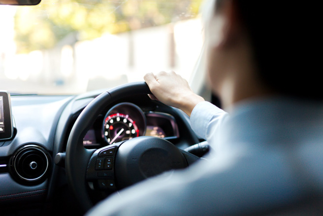 英國研究顯示，停車時，男性比女性更容易發生擦撞意外。（示意圖／shutterstock）