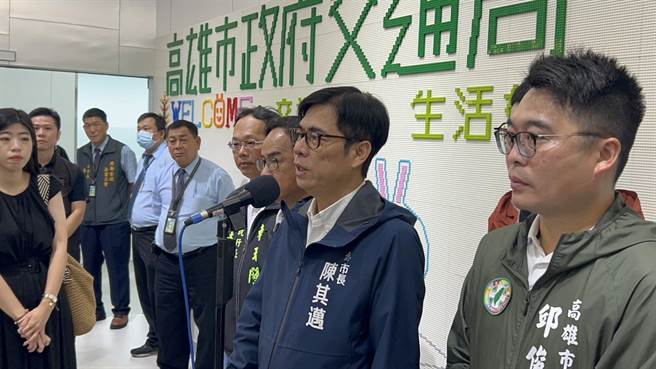 高雄凯旋跳蚤市场近日因爆发经营权之乱，导致市场摊商无法正常营业影响生计。高雄市场陈其迈表示，若有任何违反《高雄市摊贩临时集中场管理自治条例》的规定，一定会重罚，不能说业者之间的纷争，牺牲摊商的权益。（崔正纲摄）