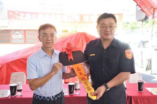 北回化學公司董事長陳芳斌特別捐贈民雄分局北斗派出所1輛全新巡邏車輛，由分局長莊思神代表接受。（民雄分局提供∕呂妍庭嘉義傳真）