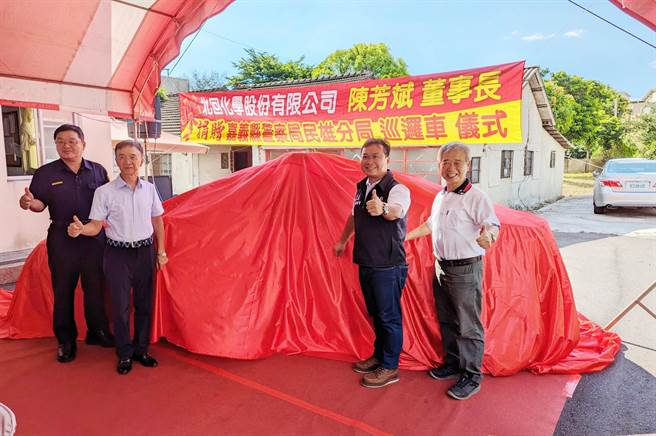 北回化學公司董事長陳芳斌特別捐贈民雄分局北斗派出所1輛全新巡邏車輛，今捐贈儀式場面熱絡、隆重。（縣議員黃啟豪提供∕呂妍庭嘉義傳真）