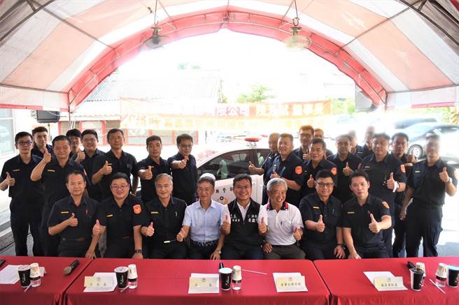 北回化學公司董事長陳芳斌特別捐贈民雄分局北斗派出所1輛全新巡邏車輛，今捐贈儀式場面熱絡、隆重。（民雄分局提供∕呂妍庭嘉義傳真）