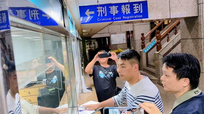 基隆市議員、民進黨前立委提名人張秉鈞（右2）因涉及詐領助理費，日前遭檢察官聲請延押2個月獲准。（張志康攝）