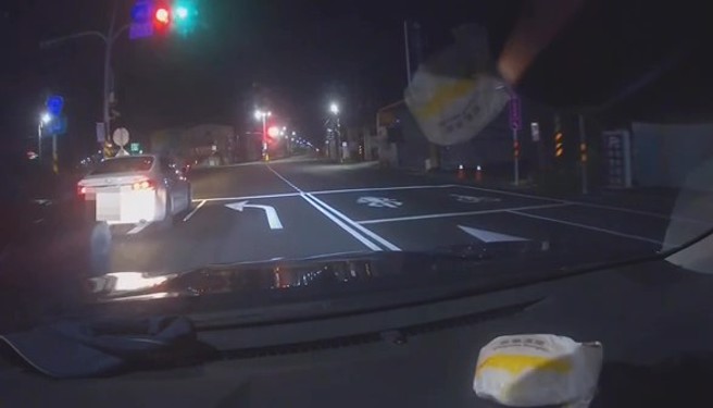 屏东县1名27岁杨姓男子，19日凌晨开车停等红绿灯，绿灯亮了却一直不走，警方发现后欲上前了解，杨男见警后竟加速驶离宜路违规，警方将他拦停后，在车上搜出毒品。（翻摄画面）