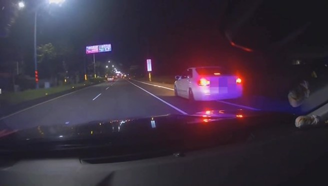 屏东县1名27岁杨姓男子，19日凌晨开车停等红绿灯，绿灯亮了却一直不走，警方发现后欲上前了解，杨男见警后竟加速驶离宜路违规，警方将他拦停后，在车上搜出毒品。（翻摄画面）