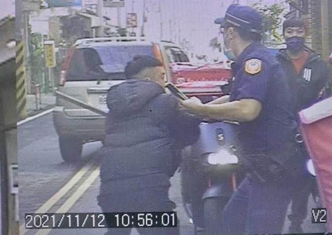 南投县某店家门口前去年11月间发生外送员因纠纷口角，双方互呛、有人持刀、有人持铁棍，连警方赶抵处理也挂彩。（本报资料照）