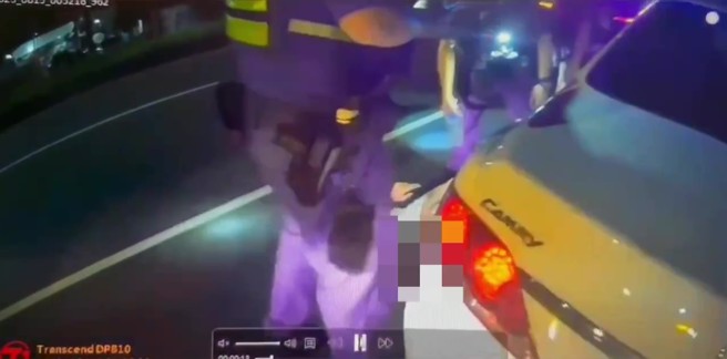 屏东县1名27岁杨姓男子，19日凌晨开车停等红绿灯，绿灯亮了却一直不走，警方发现后欲上前了解，杨男见警后竟加速驶离宜路违规，警方将他拦停后，在车上搜出毒品。（翻摄画面）