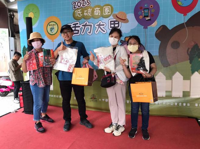 大甲商圈鼓励民眾使用行动支付消费，让日常生活智慧又环保！（图／业者提供）