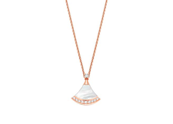 BVLGARI DIVAS’ DREAM系列玫瑰金珍珠母貝鑲鑽項鍊，11萬元。（BVLGARI提供）
