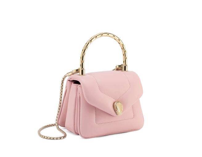 寶格麗SERPENTI REVERSE七夕限定款粉色小牛皮迷你手提包，約5萬9600元。（BVLGARI提供）