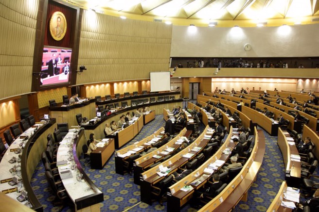 泰国国会第2大党「为泰党」为组执政联盟，寻找亲军方的小党加入，使得军方势力可能再次进入国会。(图/美联社)