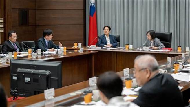 创歷史新高！明年度国防总体预算6068亿 首艘潜舰原型舰9月下水。总统府提供