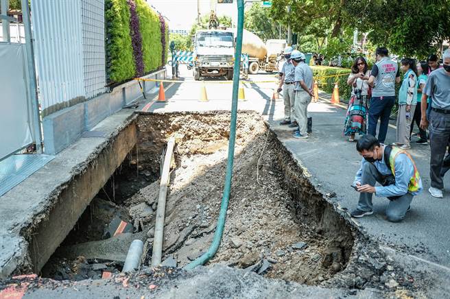 竹北市县政七街发生路面塌陷，地下管线被压断，经抢修后下午恢復供水供气。（罗浚滨摄）