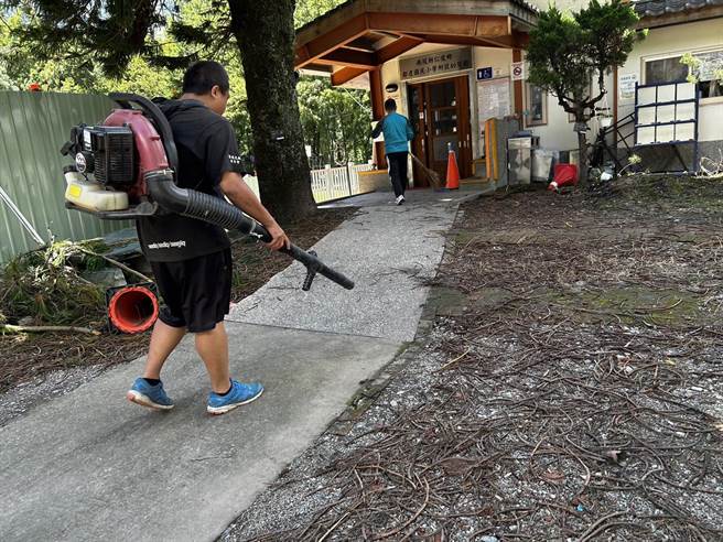 都达部落因卡努风灾爆发土石流，都达国小后方边坡崩落，仅水塔受土石波及，校方整理环境拚如期开学。（南投县政府提供／杨静茹南投传真）