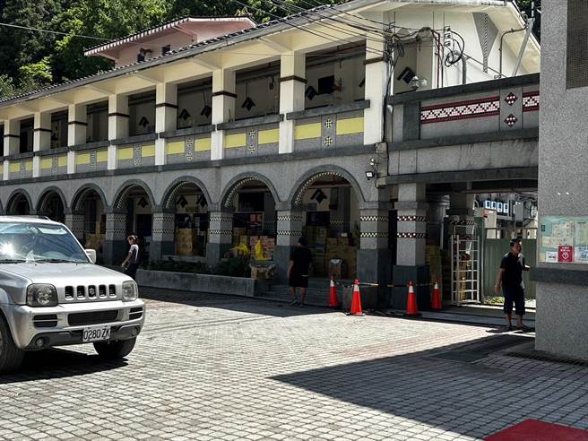 都达国小指出，校园后方水塔靠近投85线，因投85线排水不及造成边坡崩塌遭土石波及。（南投县政府提供／杨静茹南投传真）