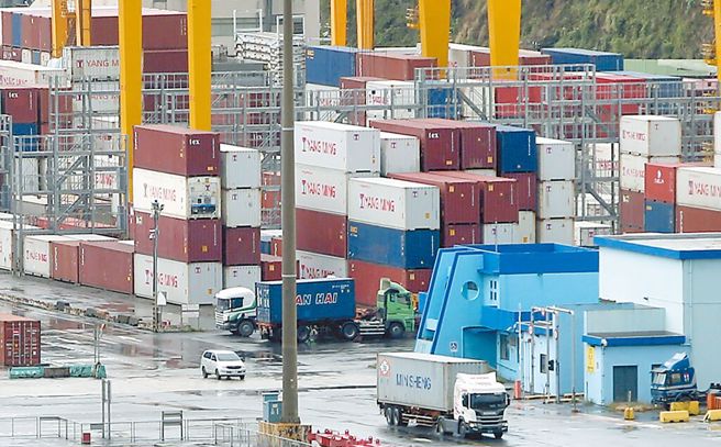 我国出口表现不佳，主计总处18日调整全年经济成长率至1.61％，相对于5月预测的2.04％，下修幅度达0.43个百分点，保2正式宣布落空，也创近8年来新低。图为放在基隆港内密密麻麻的货柜，等待物流公司处理。（资料照／赵双杰摄）