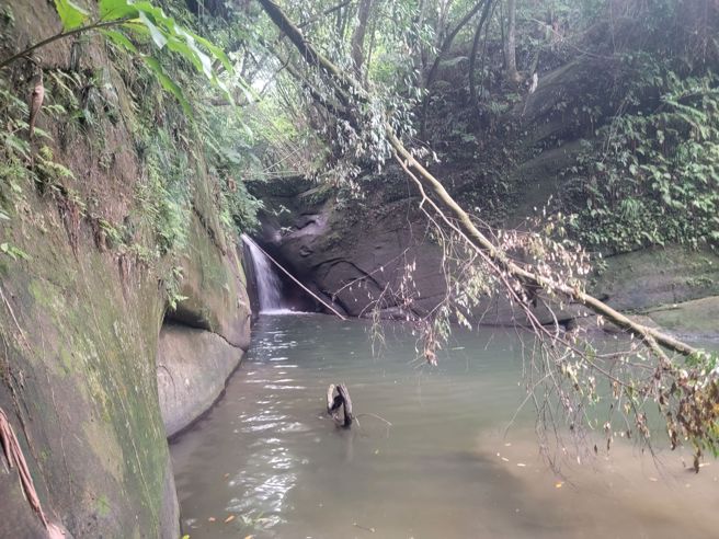 瑞芳警副分局长简忠炜（右一）爬山失踪，因溺水被寻获时无生命迹象送医不治。（翻摄画面）