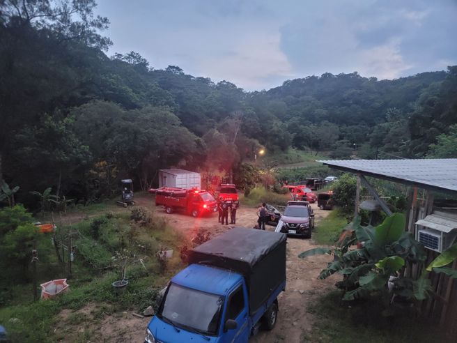 瑞芳警副分局长简忠炜（右一）爬山失踪，警消出动大批人力寻找。（翻摄画面）