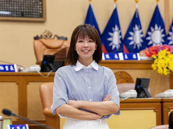 国民党团副书记长江怡臻反批民进党团不仅开会前姗姗来迟，进了议场还聊天说笑，怎么会如此轻忽。(黄敬文翻摄)