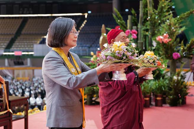 蔡英文总统与心道法师登坛至圣殿首席供灯，为全民祈福。（灵鹫山佛教教团提供／陈梦茹桃园传真）