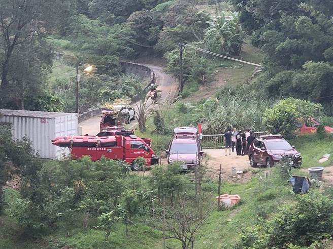 新北市平溪一名男子在望古第二瀑布潭內溺水身亡，經查竟是新北市警察局瑞芳分局的副局長。（翻攝照片／張志康新北傳真）