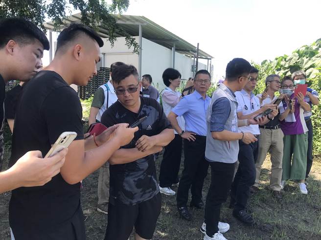 立委鍾佳濱接獲農民不少陳情，21日特別邀請相關單位下鄉教導農民使用「農產業天然災害現地照相」APP存證，加速審核流程。（謝佳潾攝）