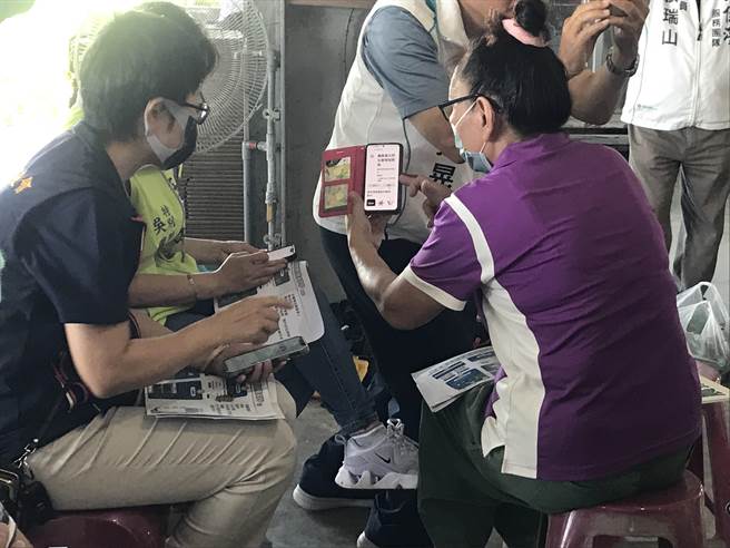 立委鍾佳濱接獲農民不少陳情，21日特別邀請相關單位下鄉教導農民使用「農產業天然災害現地照相」APP存證，加速審核流程。（謝佳潾攝）