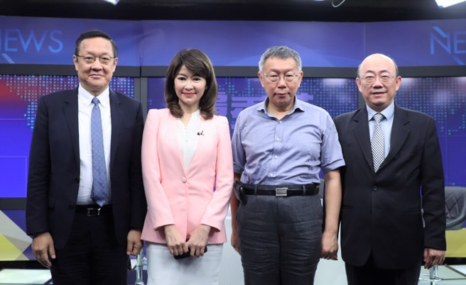 民眾党主席柯文哲（右二）20日上卢秀芳（左二）主持的《辣晚报》，于今（21）日播出。右一为前立委郭正亮，左一为前大使介文汲。（中天新闻提供／郑宜熏台北传真）