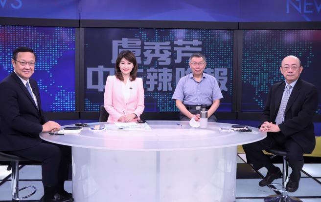 介文汲（左起）、卢秀芳、柯文哲、郭正亮20日在《辣晚报》探讨两岸议题。（中天新闻提供／郑宜熏台北传真）