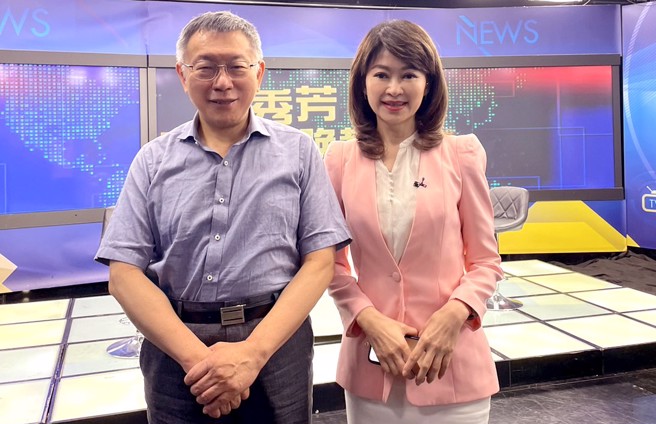 民眾党主席柯文哲（左）20日上卢秀芳主持的《辣晚报》，于今日播出。（中天新闻提供／郑宜熏台北传真）