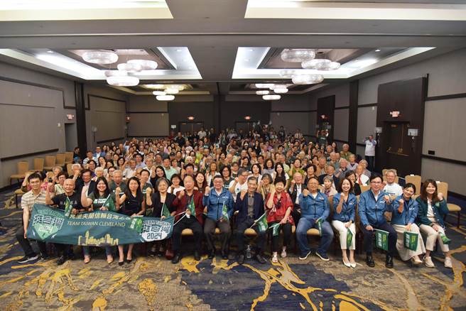 美国中西部信赖台湾之友会昨日正式成立，前民进党主席卓荣泰逐一授旗给各地干部。（赖清德竞选办公室提供）