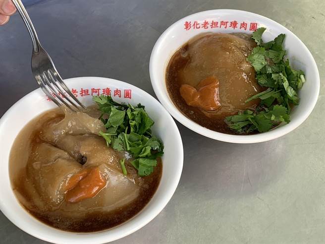 因电影「那些年我们一起追的女孩」暴红的阿璋肉圆，宣布即日起从每颗50元涨价至55元。（民眾提供／孙英哲彰化传真）