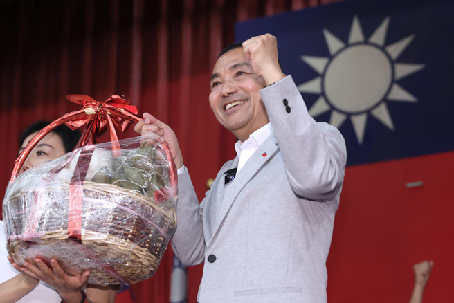 国民党总统参选人、新北市长侯友宜21日出席「全国妇女、新住民团体领袖挺侯后援会成立大会」。（黄世麒摄）