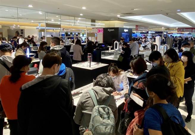 掌握電子消費旺季，富邦投信建議，多元配置首選台美。圖為新竹SOGO周年慶，民眾購買電子產品消費示意圖。(SOGO百貨提供／洪凱音台北傳真)