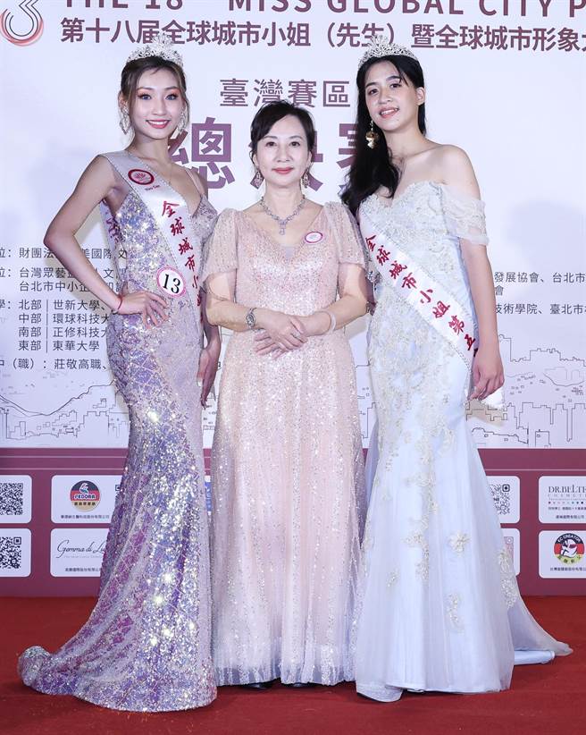 城市小姐选拔大会会长张綉菊（中）与本届城市小姐第4名林佩璇（左）、第5名庄语芯赛后合影。（陈俊吉摄）