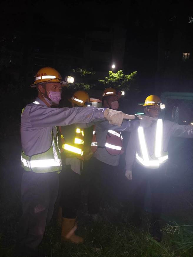 今晚9时33分再传三民区同盟一路、吉林街、北安街、合安街等一带停电1482户，台电已立即派员现场查修。（台电高雄区处提供）