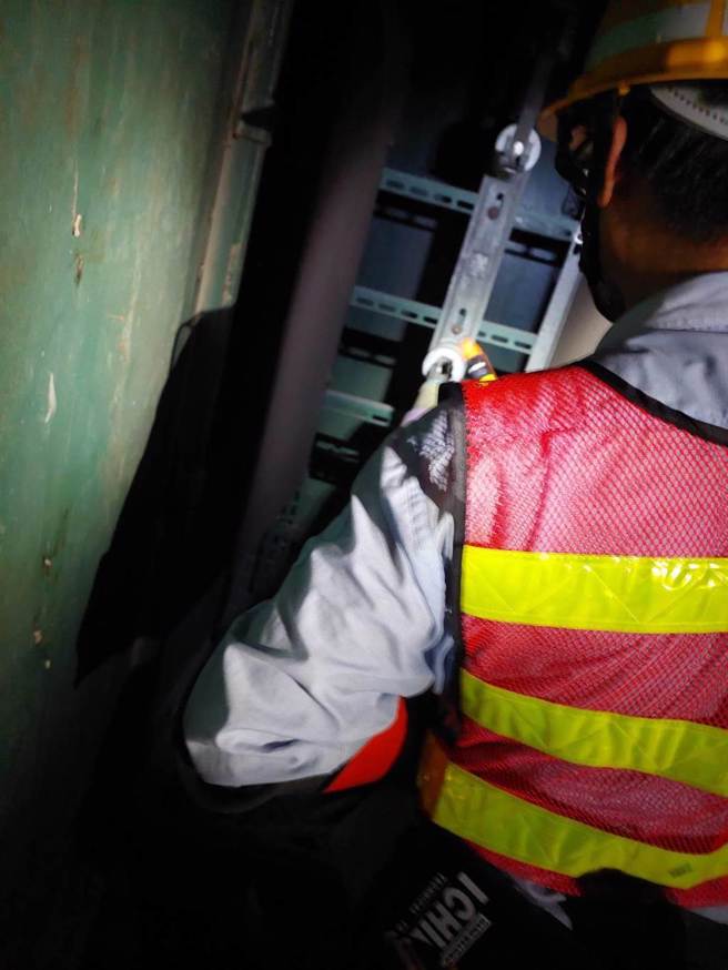 今晚9时33分再传三民区同盟一路、吉林街、北安街、合安街等一带停电1482户，台电已立即派员现场查修。（台电高雄区处提供）