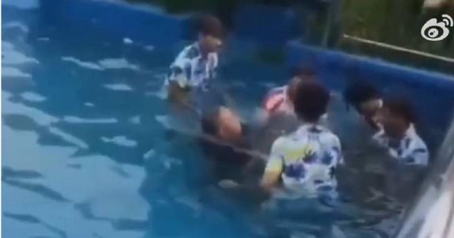 陆男意外遭泳池排水孔吸住，即使民眾协助拉人仍回天乏术。（图／翻摄自微博／新京报我们视频）