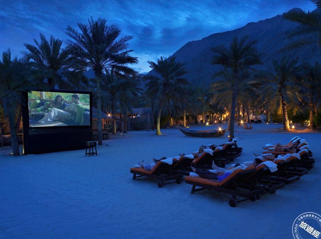 阿曼迪巴「志加灣六感度假酒店」提供沙灘私人電影院體驗，讓旅人於星空下盡情享受經典電影。（圖／Booking.com提供）
