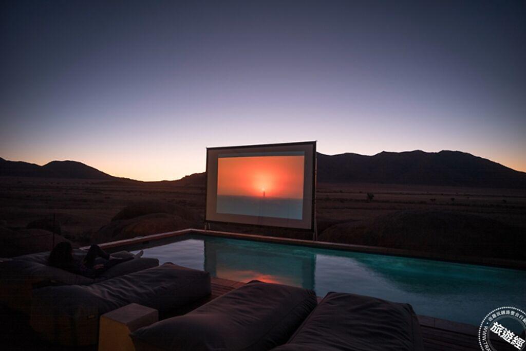 納米比亞索努普「Zannier Hotels Sonop」讓旅人得以在非洲夜空下看場電影好好放鬆。（圖／Booking.com提供）
